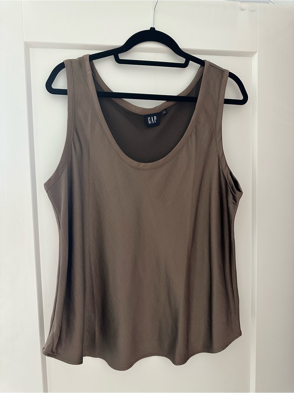 GAP Women’s Satiny Taupe/Copper Scoop Neck Tank Top